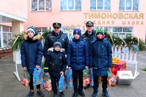 Сотрудники Климовичского РОВД поздравили учащихся Тимоновской средней школы с наступающими новогодними праздниками в рамках акции «Наши дети»