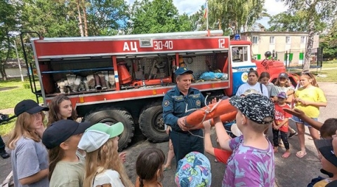 Спасатели проводят акцию «Каникулы без дыма и огня» в Климовичском районе