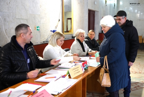Избиратели голосуют на Климовичском участке № 1