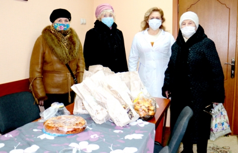 Ветераны передали медицинским работникам Климовичской больницы сладкие подарки