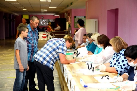 9 августа на Восточном участке № 4 в Климовичах первыми проголосовала семья Якубовых