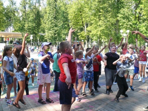 Праздник «До новой встречи, солнечное лето!» собрал детей и взрослых в городском парке в Климовичах
