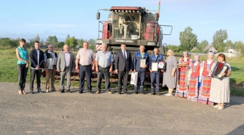 На Климовщине чествовали лидеров жатвы, первыми намолотивших тысячу тонн зерна и маслосемян рапса