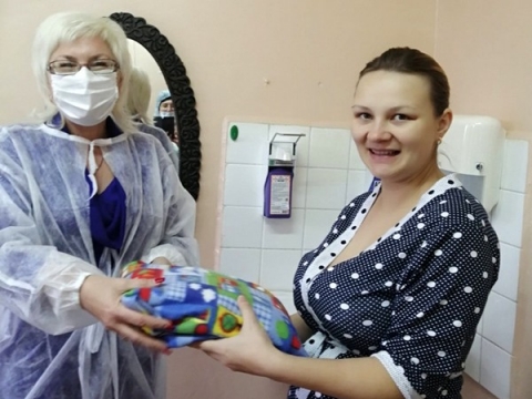 Наборы для новорожденных вручили мамам, находящимся в родильном отделении Климовичской ЦРБ