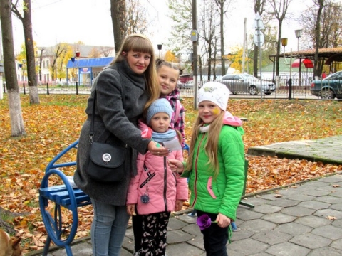 Климовчанок с Днем матери поздравляли в парке и на улицах города