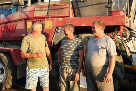 Около 200 т сена уже заготовили труженики подсобного хозяйства Климовичского ликероводочного завода
