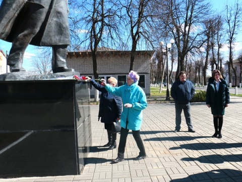 22 апреля климовчане возложили цветы к памятнику Владимиру Ленину