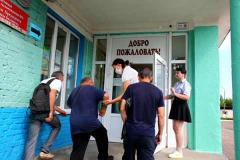 На Солнечном участке для голосования № 9 работают волонтеры БРСМ