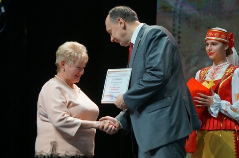 Подарочный сертификат на трактор вручили директору Климовичского государственного аграрного колледжа Алле Антиповой
