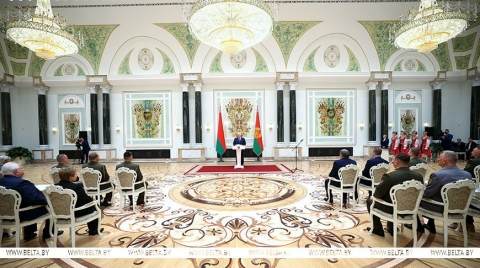 Лукашенко накануне Дня народного единства вручил госнаграды