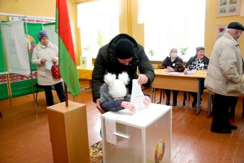 Климовчане делают свой выбор на Белорусском участке для голосования № 2