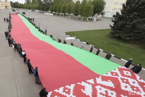 В Могилеве сшили Государственный флаг Беларуси длиной 500 метров: узнали, как создавалось полотно