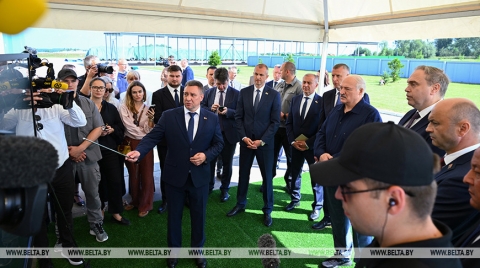 Лукашенко поручил выработать четкую программу по разведению в Беларуси красной породы коров