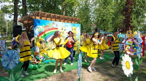 ФОТОФАКТ: На Международном фестивале «Золотая пчелка» в городском парке работают игровые площадки