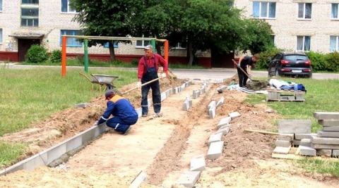 Новые детские площадки строятся в Климовичах и Тимоново